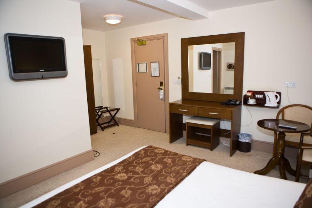 The Gateway Hotel Swinford Exteriér fotografie